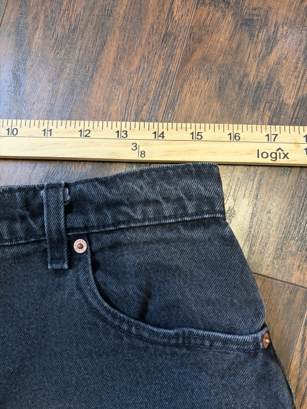 Vintage 1995 Levi’s 551 Relaxed Fit Worn Black 7” Inseam Denim Shorts - Picture 7 of 12